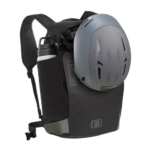 CamelBak MULE® Commute 22 Backpack - Tampak Samping dengan Helm