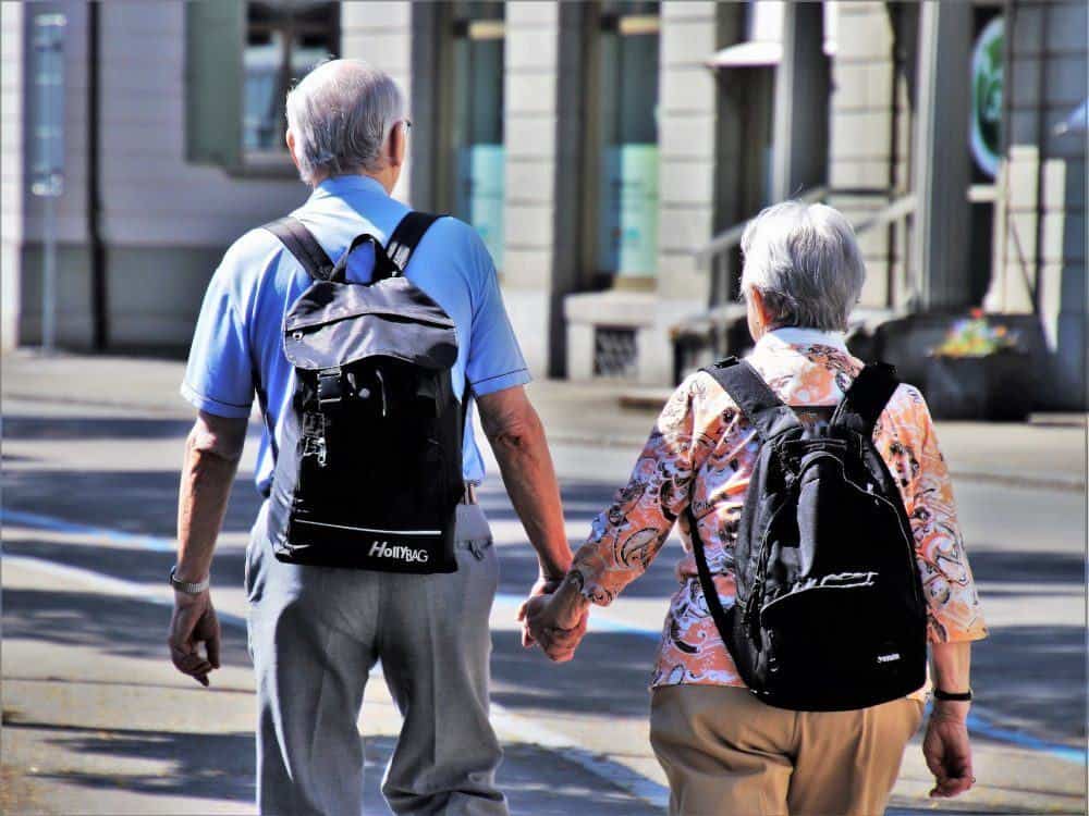 Couple de personnes âgées avec des sacs à dos