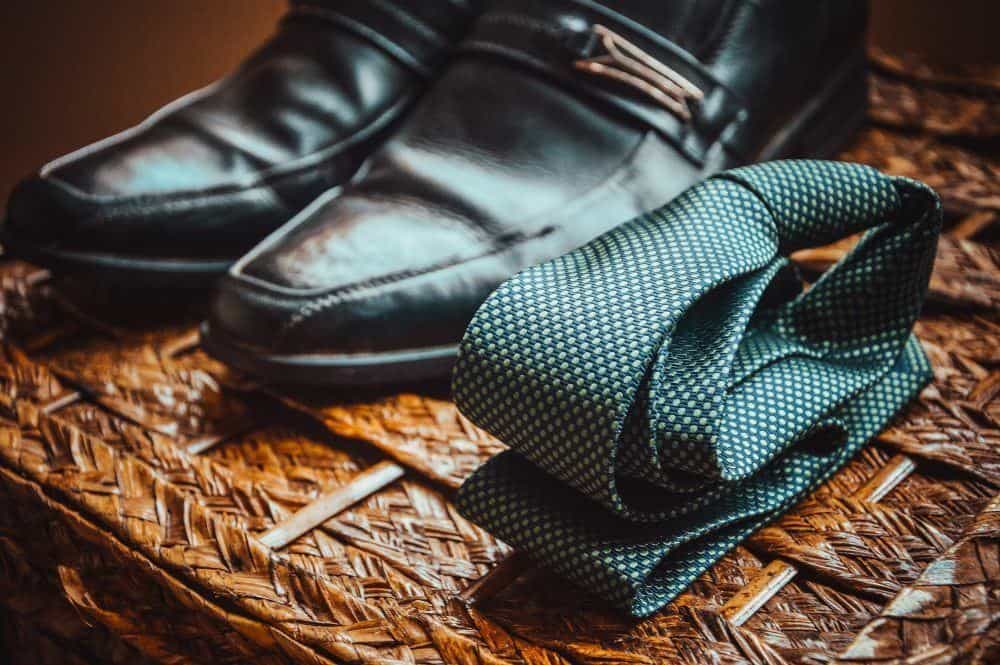 Schoenen en een stropdas
